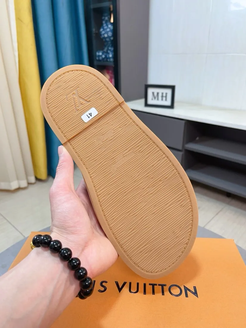 Ex-factory price 360🌹🌹 (lv-Louis Vuitton) New men's slippers, high-end boutique, exquisite embossed logo decoration on the upper, fine workmanship, super soft soles, casual, loose and comfortable, a must-have in summer! \nsize：38-44